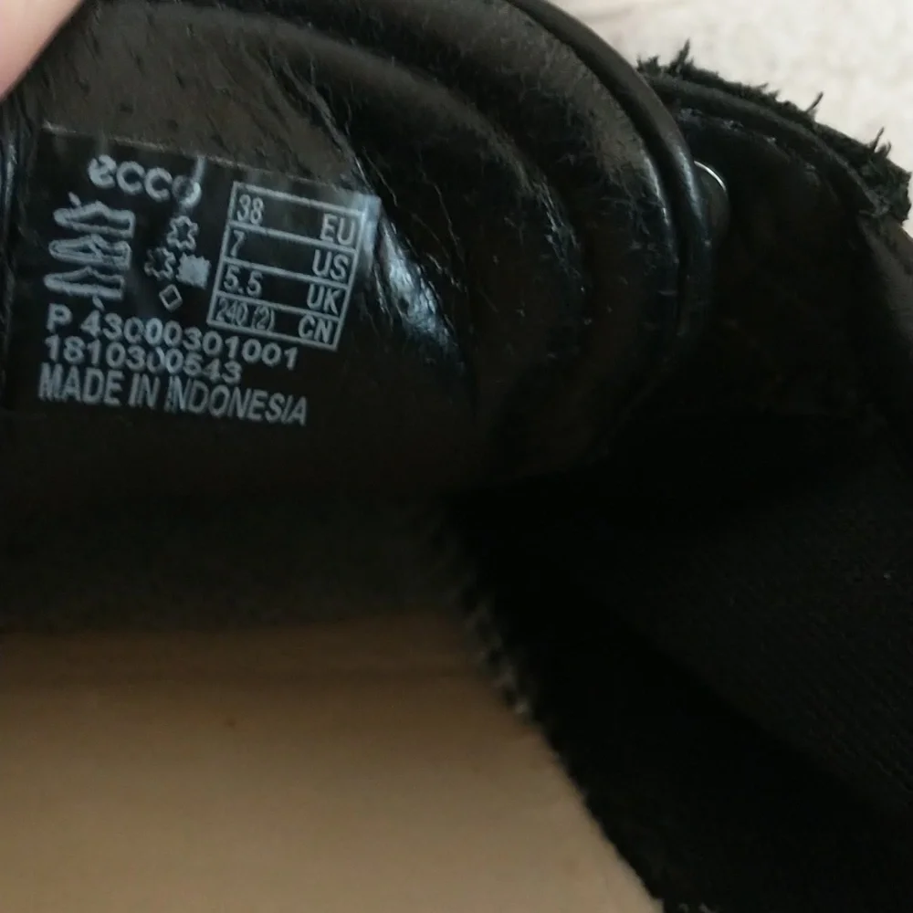 Ecco‎ Black Leather Sneaker Size Women's 7 Wide